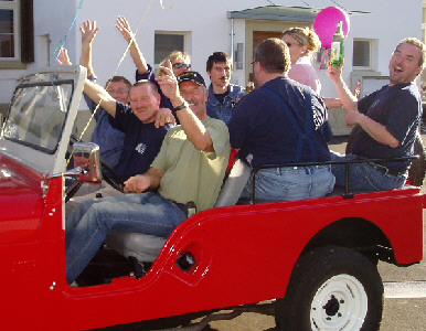 Kari fährt uns mit Schuberts Ballon-Express-Jeep in die Linde (auf Umwegen)